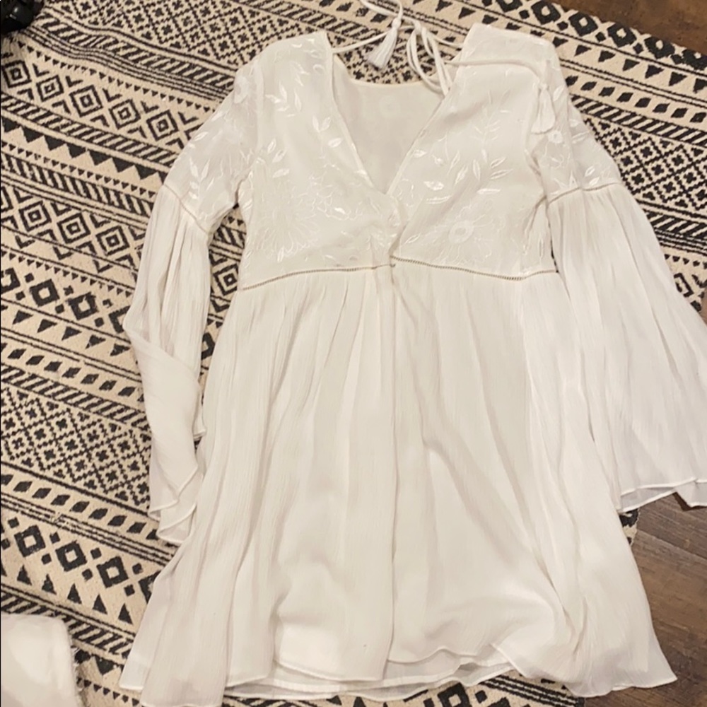 Gorgeous white flows dress perfect for maternity!!